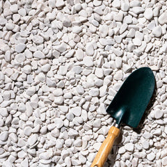 White Plant House pebbles for gardening, 20kg bag, decorative white stones for plant displays and landscaping.