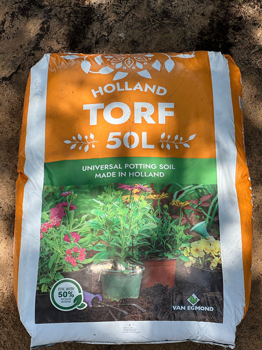 50-liter bag of Plant House Terreau Substrate Holland for healthy plant growth, shown outdoors with lush greenery.